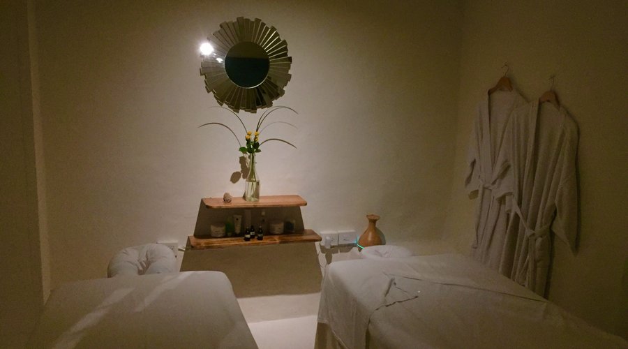 We count with 2 cabins for couples massage also we have single cabins.