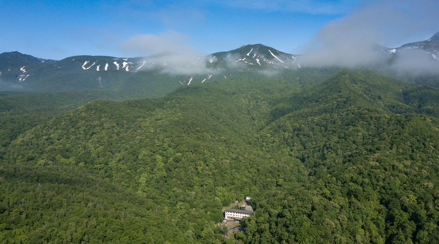知床の樹海の中にひっそりとたたずむ岩尾別温泉。