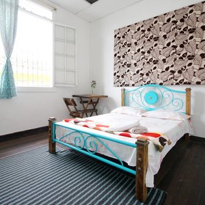 MOKACCINO. Habitación doble con baño compartido y ventana a la calle. Segundo piso.
