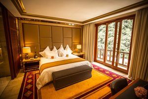 Room & Suite