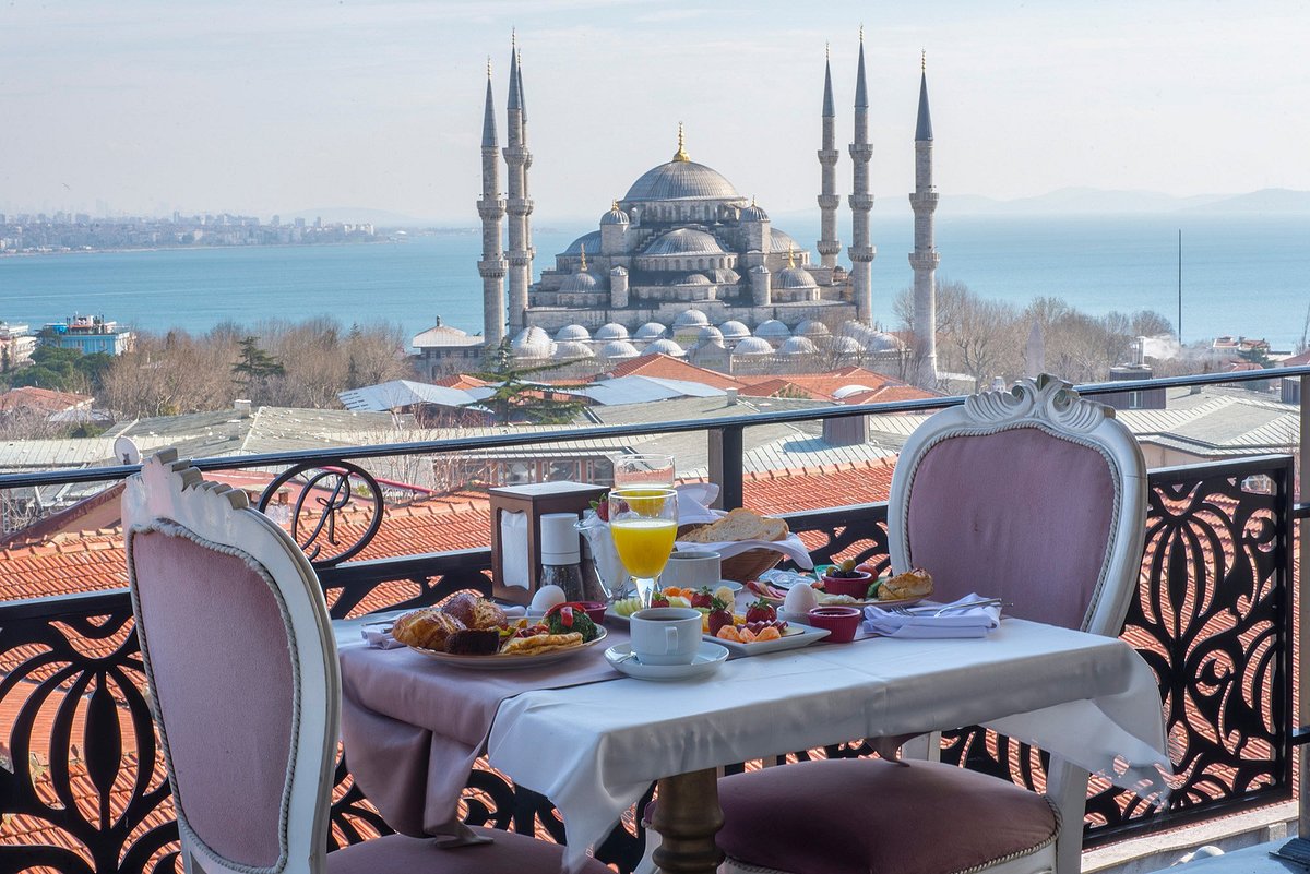 Террасы стамбула. Отель Султанахмет в Стамбуле. Отель Босфор Турция в Стамбуле. Терраса Босфор Стамбул. Стамбул Босфор завтрак.