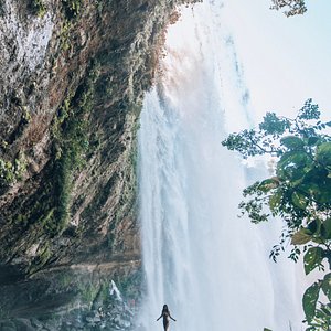Misol-ha waterfall. Водопад Мисоль-ха недалёко от древнего города майя Паленке. Потрясающие впечатления, когда ты стоишь под брызгами мощного водопада. Этот шум и свежесть заряжают энергией в жаркий день.