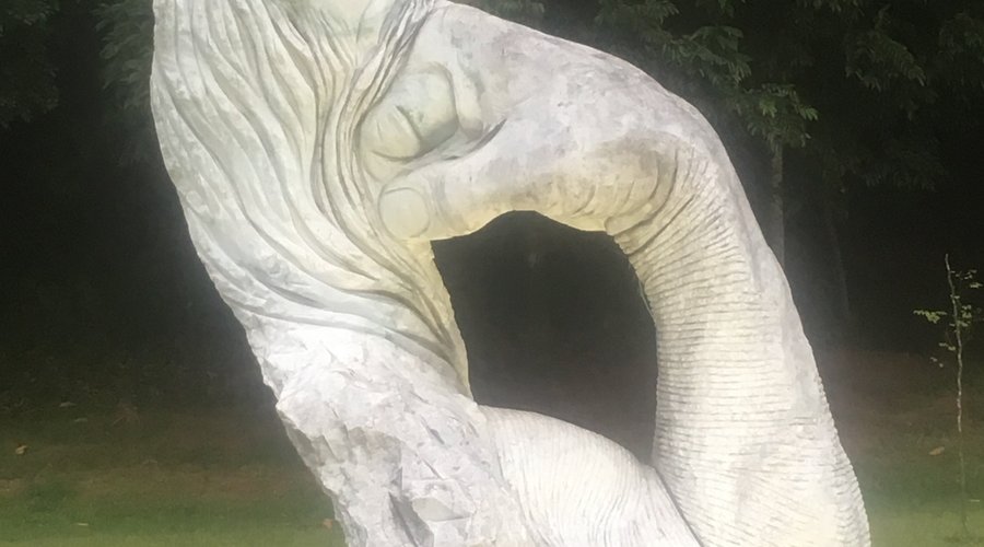 Escultura de um homem que parece estar pensando