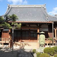 光宗寺本堂と親鸞聖人像
