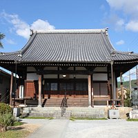 西明寺の本堂と親鸞聖人像