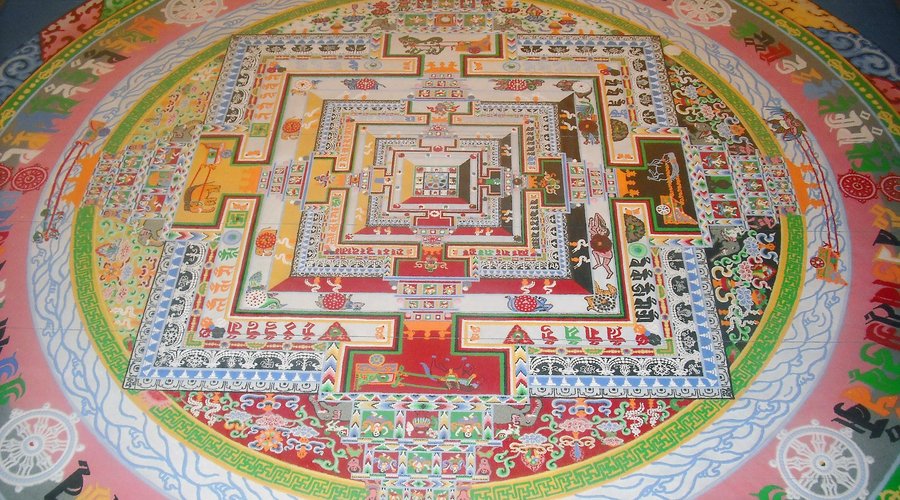 Mandala de Kalachakra, 1990
Art del Tibet fet per monjos d'un monestir de l'Himalaia, amb arena coloretjada amb pigments naturals.
Obsequi de sa Santetat el Dalia Lama al poble de Pollença