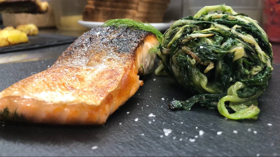 Salmone Sokey arrosto con indivia ripassata