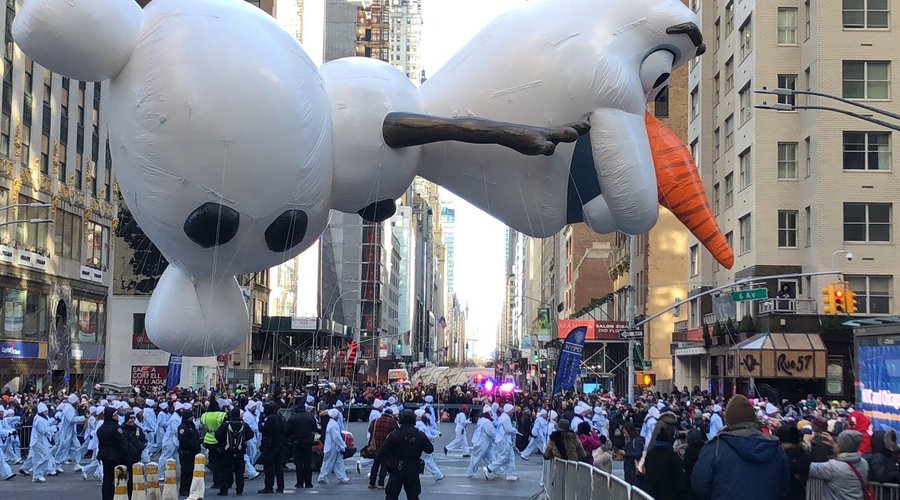 Eu sonhei muitos anos em visitar a Macy’s Thanksgiving Day Parade que acontece todos os anos em Nova York na quarta quinta-feira de Novembro! Esse ano eu consegui finalmente visitar, no que foi a manhã de Thanksgiving mais fria dos últimos 100 anos: fez -12!!!! Mas ó, ainda assim valeu muito a pena!