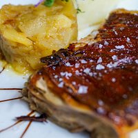 Cochinillo crujiente con parmentier de patatas y manzana confitada
