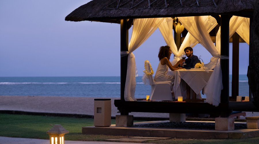 Romantic Dinner by the beach 