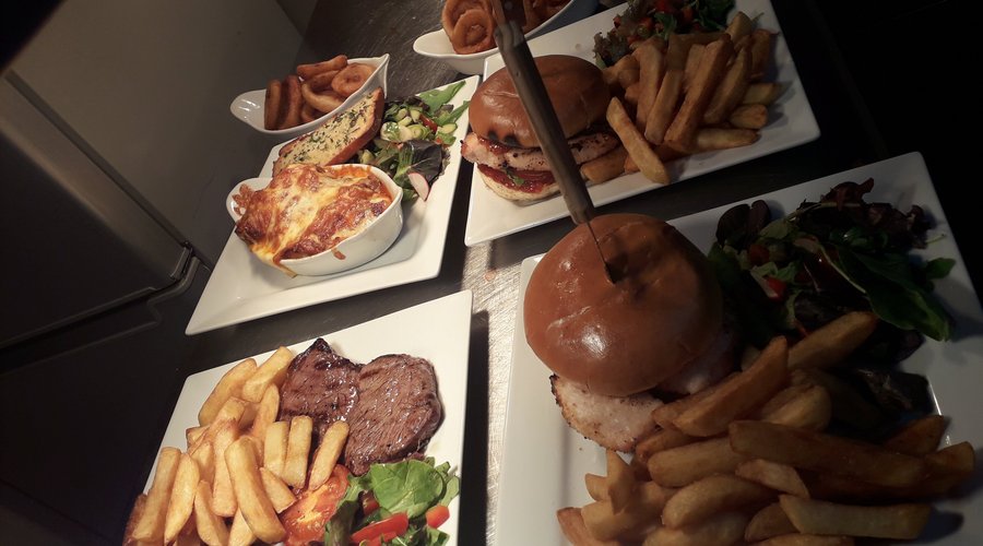 A range of the food we we serve, from Southern Fried Chicken Burger, Steak, Lasagane…… All freshly prepared and cooked.