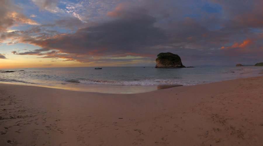 Bahais de Los Piratas  - a short drive away