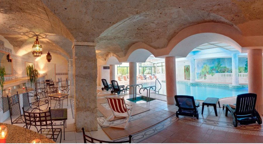 Dans un décor oriental, piscine intérieure chauffée équipée de jets bal-néo plus hydromassage , nage à contre- courant, sauna, et hammam, solarium.