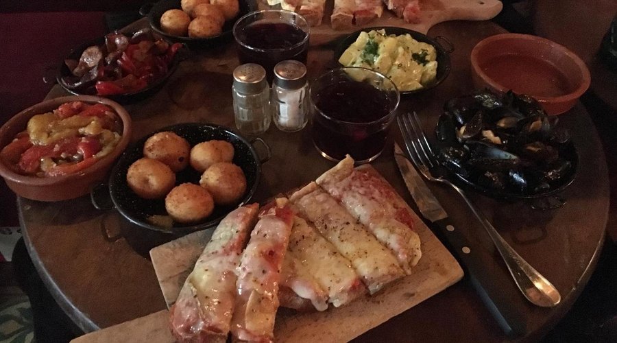 Assortiment de 4 tapas  Poivrons farçi, Pan con queso y tomate, croquettas de jamon, patatas aïoli, chorizo 