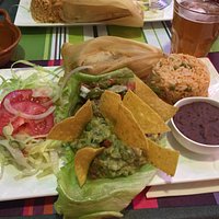 Plateau végétarien à la demande ! Variable en fonction des plats préparés. Cervesa à droite !