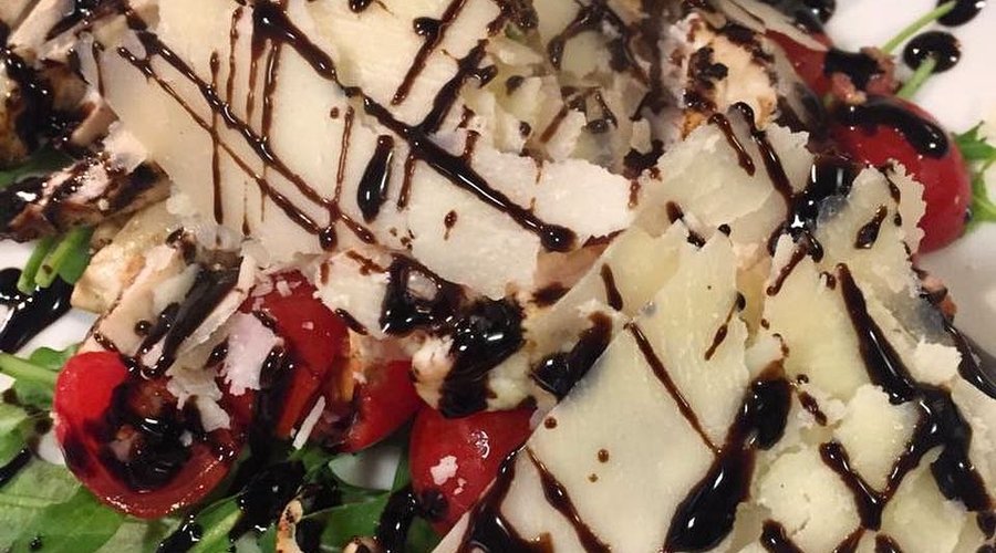 TAGLIATO DI POLLO RUCOLA SCAGLIE DI PARMIGIANO E ACETO BALSAMICO DI MODENA