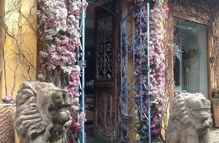 Essa porta é muito famosa, todos querem tirar foto nela! Ela fica em uma viela na praça