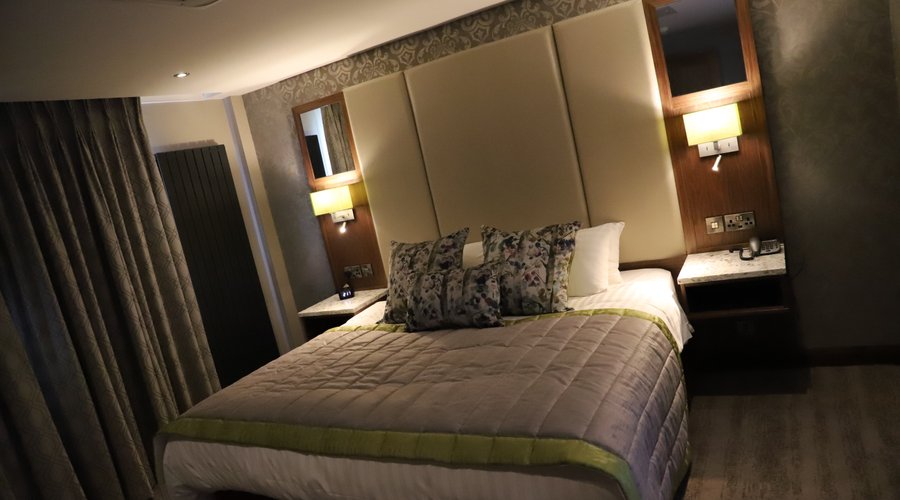 •	Newly refurbished deluxe suite
•	Seventh Heaven Super king size Bed.
•	Nespresso coffee machine
•	Air conditioning 
•	50 inch Samsung smart TV
•	Rain shower 
•	Modern contemporary design
•	Luxury toiletries •	Free wi fi
•	Radio alarm clock & charging station
•	Large bath for two
•	Listen to your favourite tunes with our blue tooth music system in the bathroom
•	Fluffy bathrobes 
•	Bottled water
•	Iron Station
