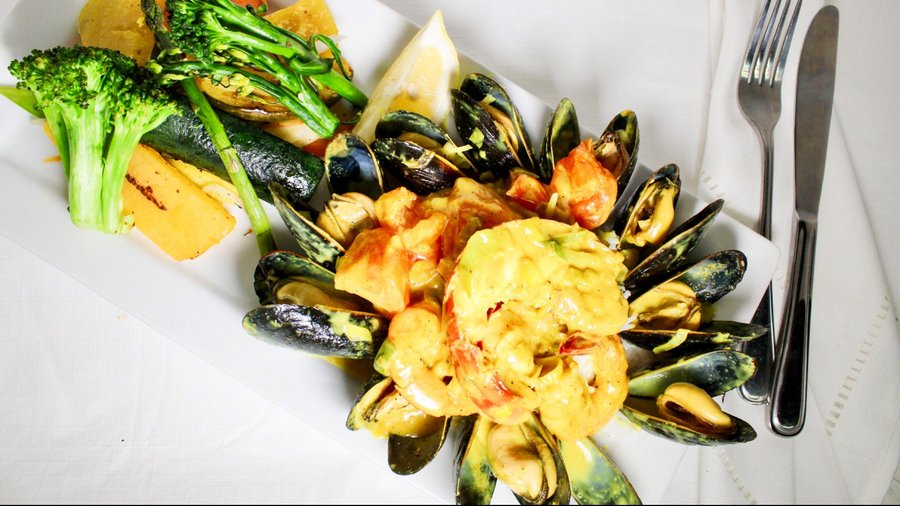 Mix Seafruit 
Shrimps,scallops, mussels and lobster tail in coconut curry cream sauce. 