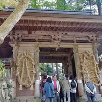 大草鞋が目を引く仁王門です