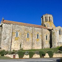 Un chef-d'oeuvre roman en très bon état général : une église vide mais accueillante