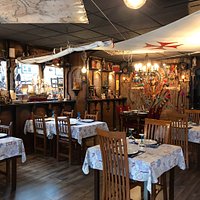 Un lugar con una decoración muy original y una muy buena parrilla. Buena relación calidad precio.