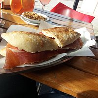 Excelente opção para uma refeição rápida. As sandes são maravilhosas