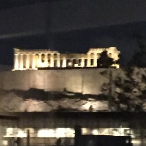 Questo è il Partenone di Atene visto dalla terrazza/ristorante dell'Hotel Hera.Bellissimo .