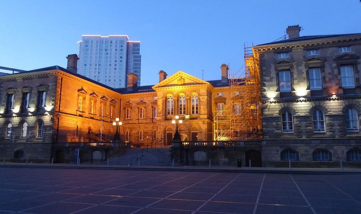 Customs house. Северная Ирландия оперный театр в Белфасте. Custom House, Belfast. Grand Opera House, Belfast достопримечательности Белфаста. Музей w5 Белфаст в Северной Ирландии фото.