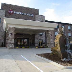 Best Western Plus Owensboro in Owensboro, image may contain: Hotel, Building, Architecture, Water
