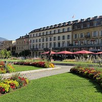 Esplanade du Mont-Blanc, longeant l'hôtel Beau-Rivage