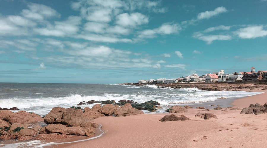 Uma praia dessa, com uma vista dessa. Ótima para aproveitar o dia lendo um livro, ou tomando sol.  Essa fica em Punta del Este, no Uruguai