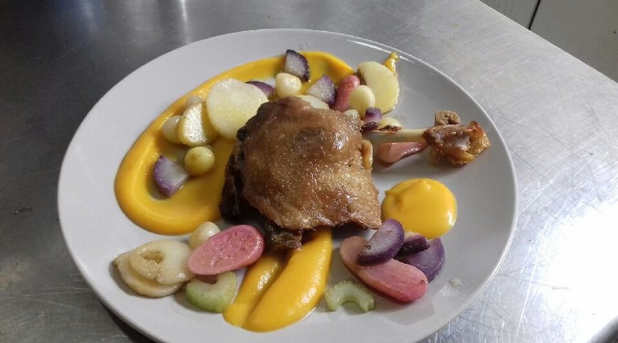 Cuisse de canard confite, purée de butternut et poêlée de petits légumes racine (bio), une création du Chef Michaël Rossi