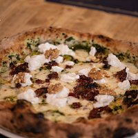 ESSENZA: Fiordilatte di Agerola DOP, Pomodorini secchi, Stracciata di bufala DOP, Pesto di basilico, Gherigli di noci, Basilico fresco, Olio EVO