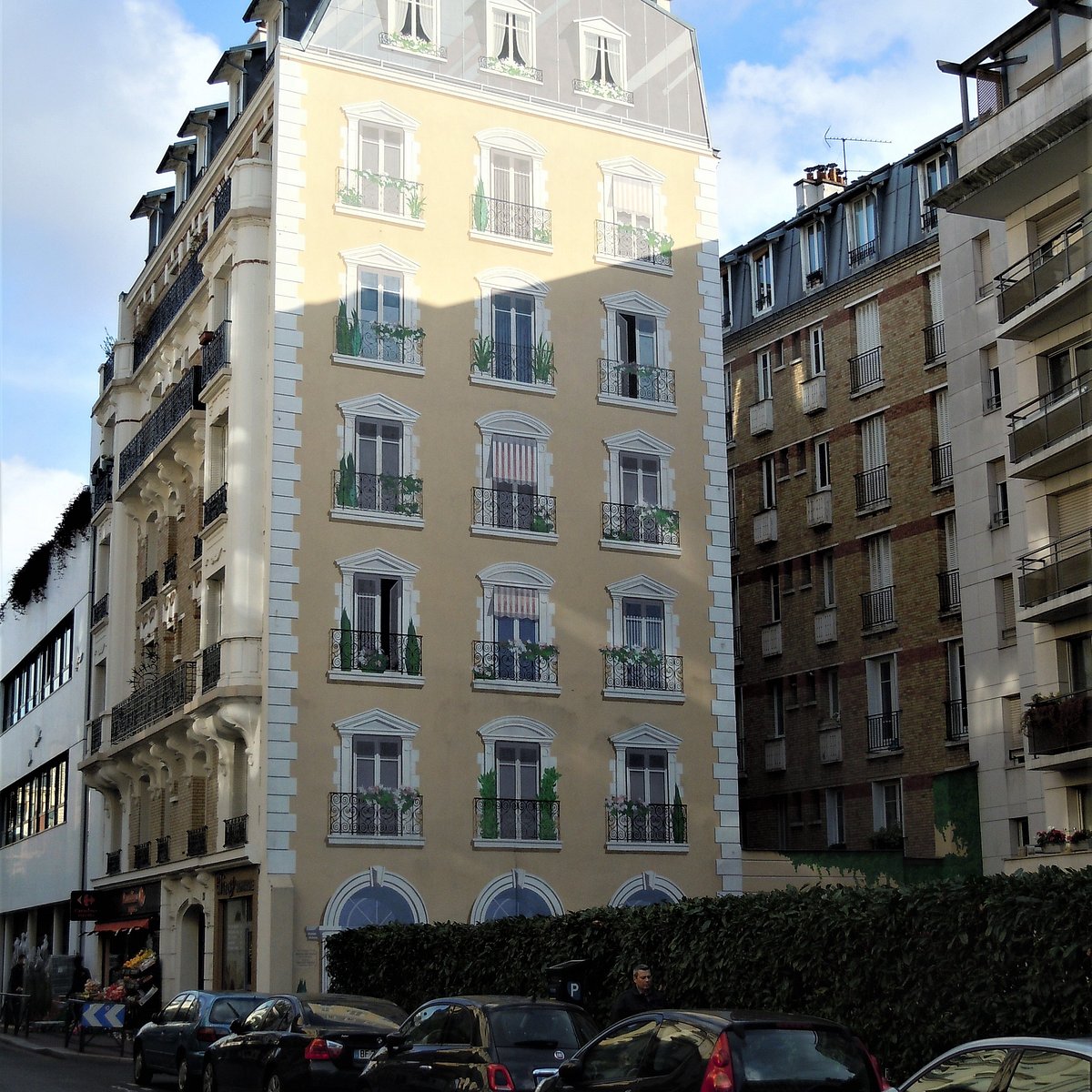 FRESQUE MAISON JAUNE (Levallois-Perret) - All You Need to Know BEFORE ...