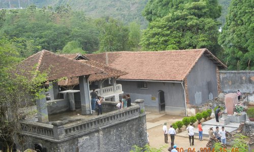 Nhìn ra vọng gác nhà tù Sơn La.