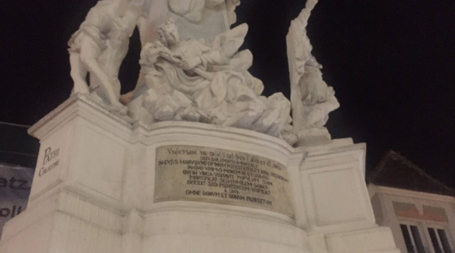 Am Klosterneuburger Stadtplatz steht die 1714 errichtete barocke Pestsäule auf einem wuchtigen Postament, von einer Dreifaltigkeitsgruppe bekrönt. Darunter befindet sich eine Weltkugel sowie eine Immaculata, welche auf einer Wolkenbank schwebt. Flankiert wird die Pestsäule vom heiligen Sebastian und Rochus flankieren die Säule auf dem wuchtigen Postament mit Balustrade.