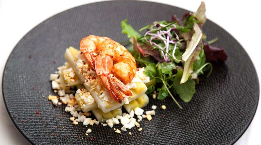 Salade de Poireaux Mimosa, Gambas Rôties.

Une création à découvrir et déguster au Saotico, 96 rue Richelieu, Paris 2ème.

Réservations au 01 42 96 03 20