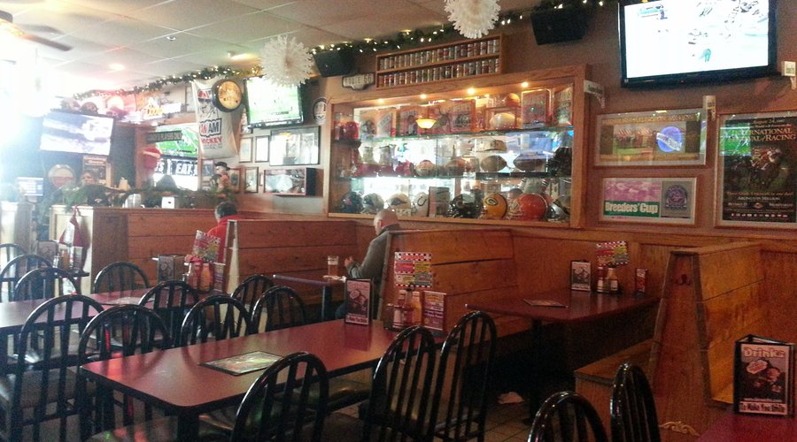 dining area at Coach's Corner