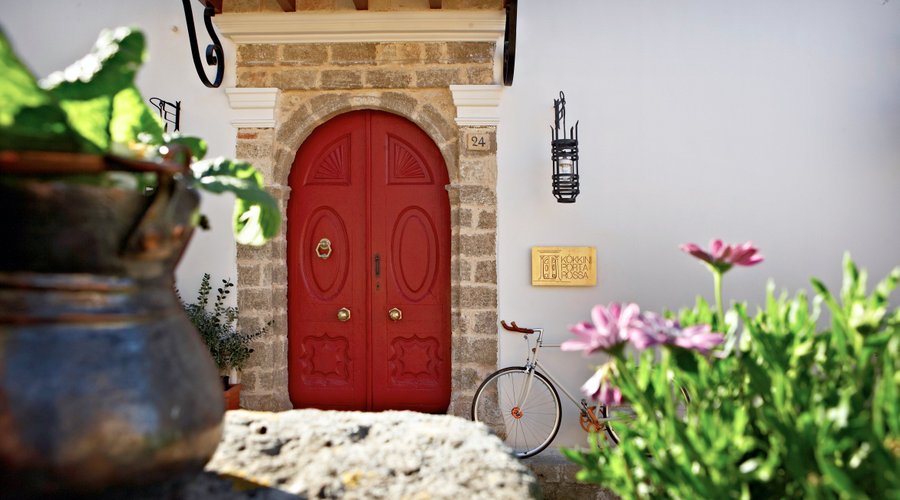 KÓKKINI PORTA ROSSA. Front door.