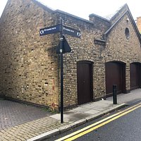One of the "dead end" signs between Canary Wharf and Tower Bridge; it leads you (left) along a private access before forcing you to stop at a gated entrance.