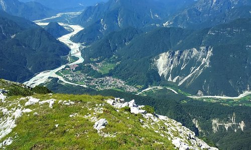 https://locandasangallo.wixsite.com/locandasangalloPhon;  0039 3496142391 ( Whats App e Viber ) Paesaggio che si presenta scendendo dalla Moggesa di Qua, molto visitata, come Moggesa di Là, Stavoli, Dordolla , Parco Naturale Prealpi Giulie...Posto ideale per le  lunge e tranquille camminate nei affascinanti boschi. Info ; 0433 550318