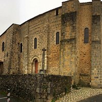 Une église romane avec des reprises gothiques