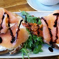 Smoked salmon bagel