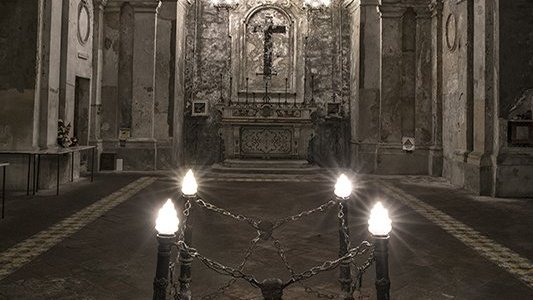Chiesa inferiore.
L’antico culto delle anime del Purgatorio, custodito da secoli nell’Ipogeo della seicentesca Chiesa di Santa Maria delle anime del Purgatorio ad Arco.