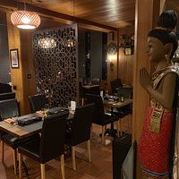 La statue « sawasdee » à l’accueil, salle principale en fond