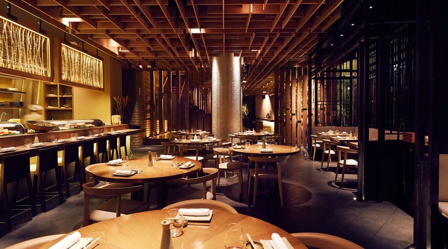 Iluminación cálida, influencia oriental con toque peruanos. Osaka es un lugar en donde se encuentran dos culturas no solo por su cocina.