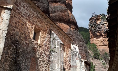 El Santuario de Nuestra Sra. de la Hoz en Guadalajara, está incluido en la ruta de Las Tres Taifas del Camino del Cid. El Santuario está ubicado al pie de una hoz de 100 m de altura, por la parte trasera existe un camino que asciende a la cima desde donde se ve el desfiladero y los pinares. También existen rutas de senderismo  y ruta geológica con paneles informativos. Aprovechen para disfrutar de la comida del restaurante, pero no olviden reservar.