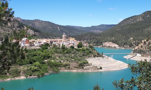 Puebla de Arenoso en Castellón, incluido dentro de la ruta La Conquista de Valencia del Camino del Cid, es una localidad medieval ubicada junto al embalse de Arenoso, en que hay que destacar el muro de su presa. Preciosos paisajes del Parque Natural del curso alto del Río Mijares y Sierra del Espadán.