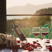 Epicure Mriya Resort & SPA — двухэтажный панорамный ресторан средиземноморской кухни с обслуживанием à la carte. Вы можете быть уверены: здесь в вашей тарелке будет рыба только самого свежего улова, а в меню вы найдете то, что еще никогда не пробовали.
Встретьте закат на террасе Epicure за исследованием богатой винной карты или безалкогольного меню — здесь всегда найдется что-то и для самого искушенного гостя. Или проведите в закрытом зале романтическое свидание — разделите радость от изысканно
